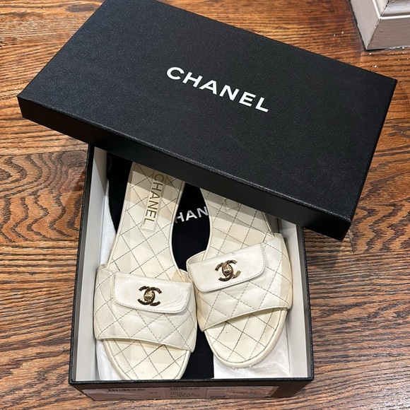 🤍Chanel turnlock sandal. size 7. - Picture 8 of 8
